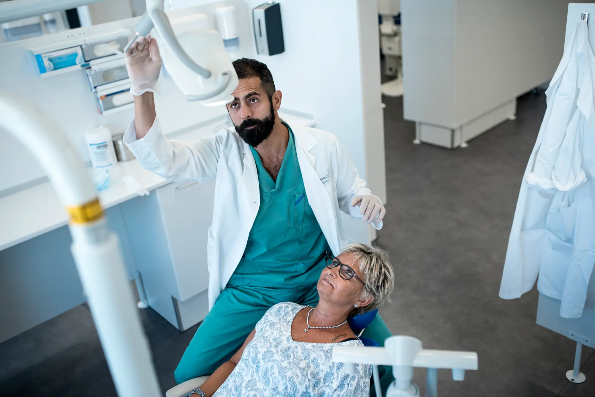 Dr.Afnan med en pasient